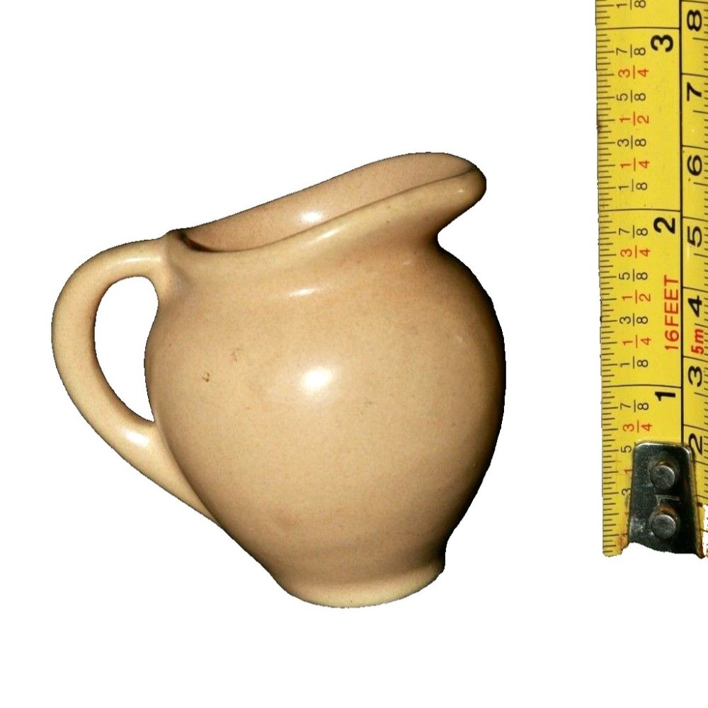 Small wide pitcher pottery tan / beige Camark?